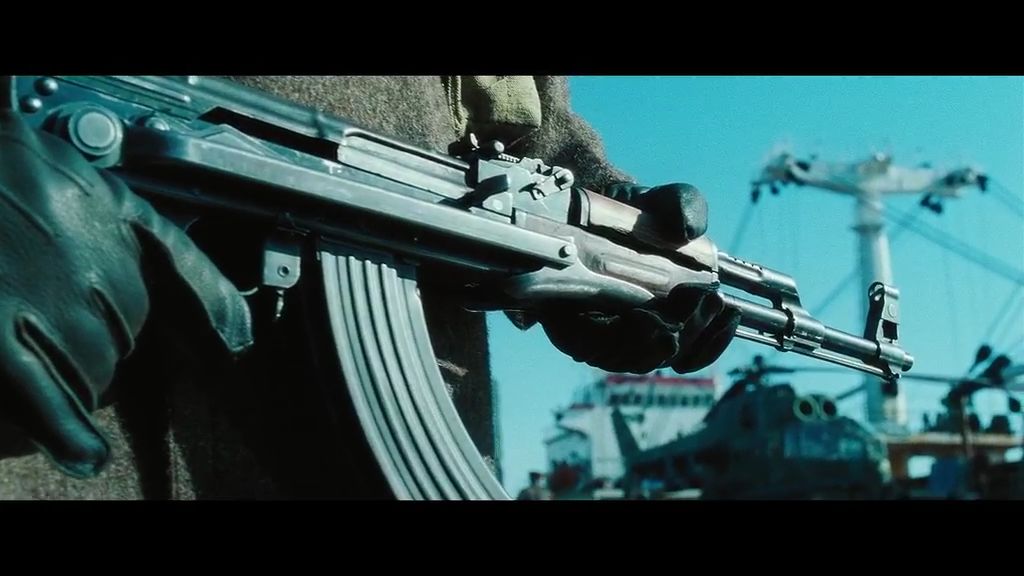 一排排像阅兵的坦克,都是一个军火商所有,拍完电影后全部转运到利比亚