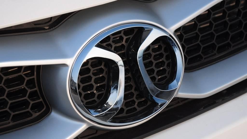 北汽终于意识到"猪鼻子"车标很丑了,新车标霸气十足,不输宾利