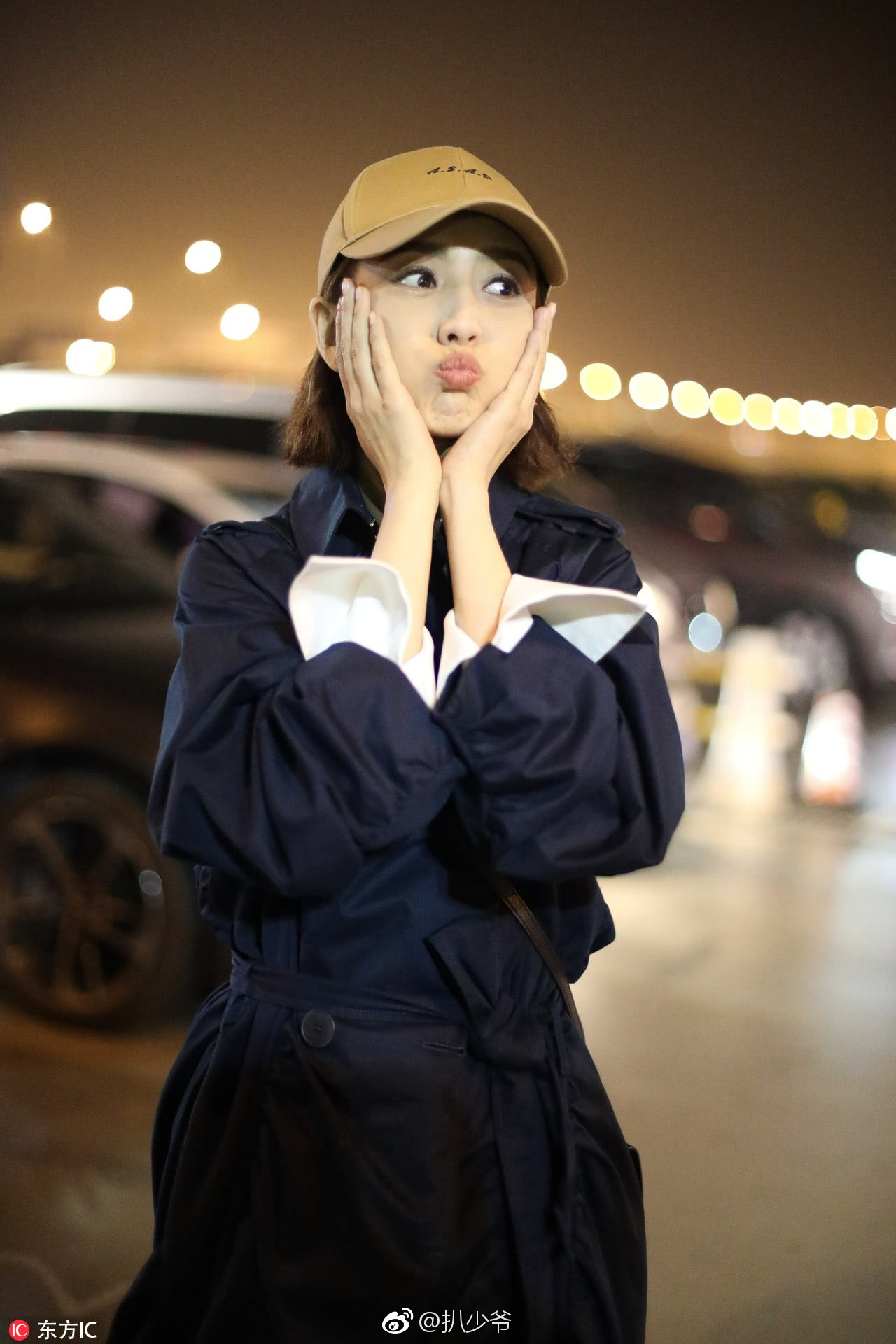 佟丽娅亲自示范"自拍最佳姿势" 嘟嘴卖萌单手比v超可爱