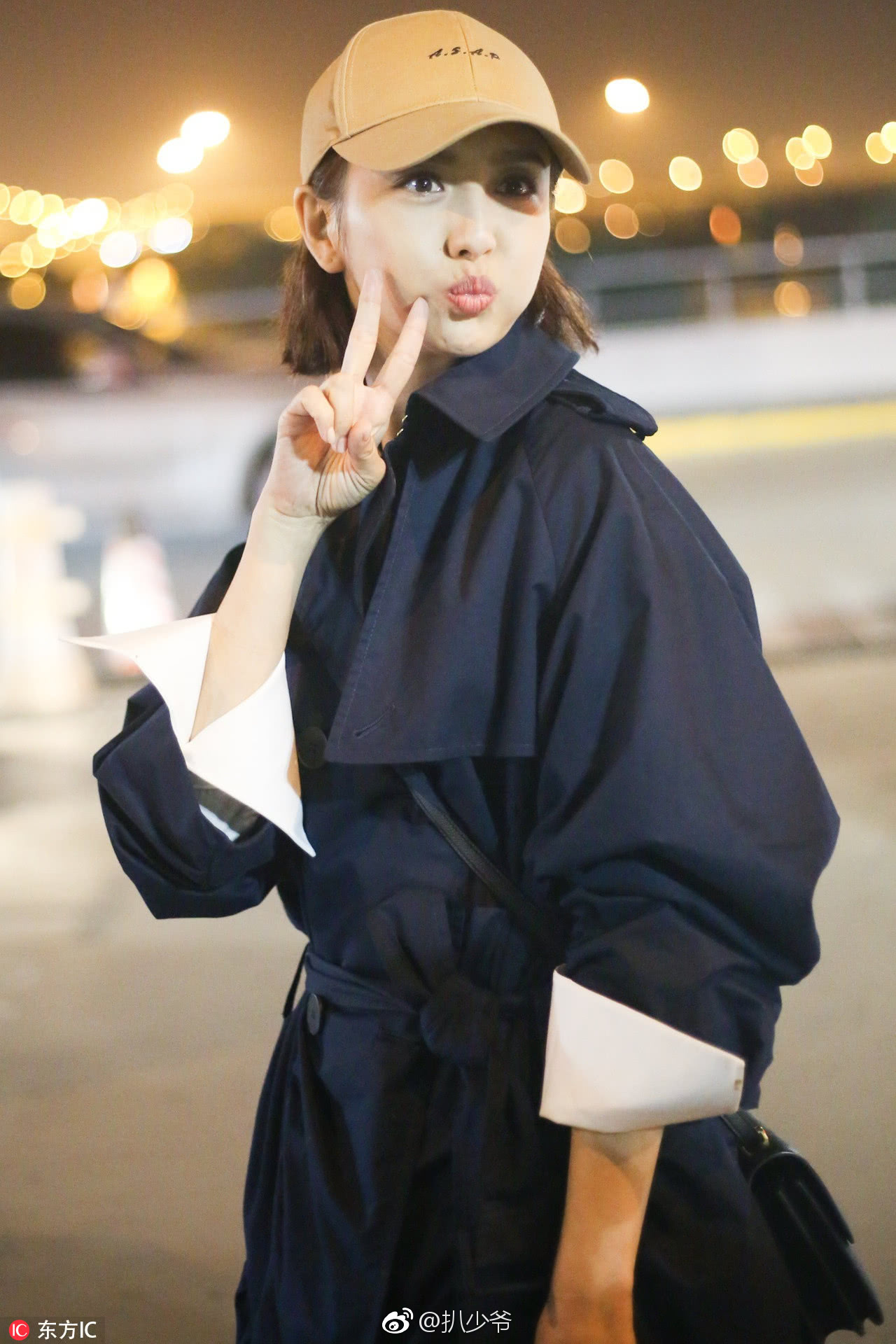 佟丽娅亲自示范"自拍最佳姿势" 嘟嘴卖萌单手比v超可爱