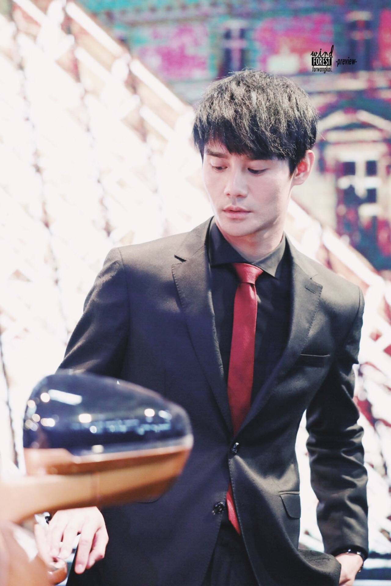 北京出席车展品牌活动,黑色西装搭配红色领带