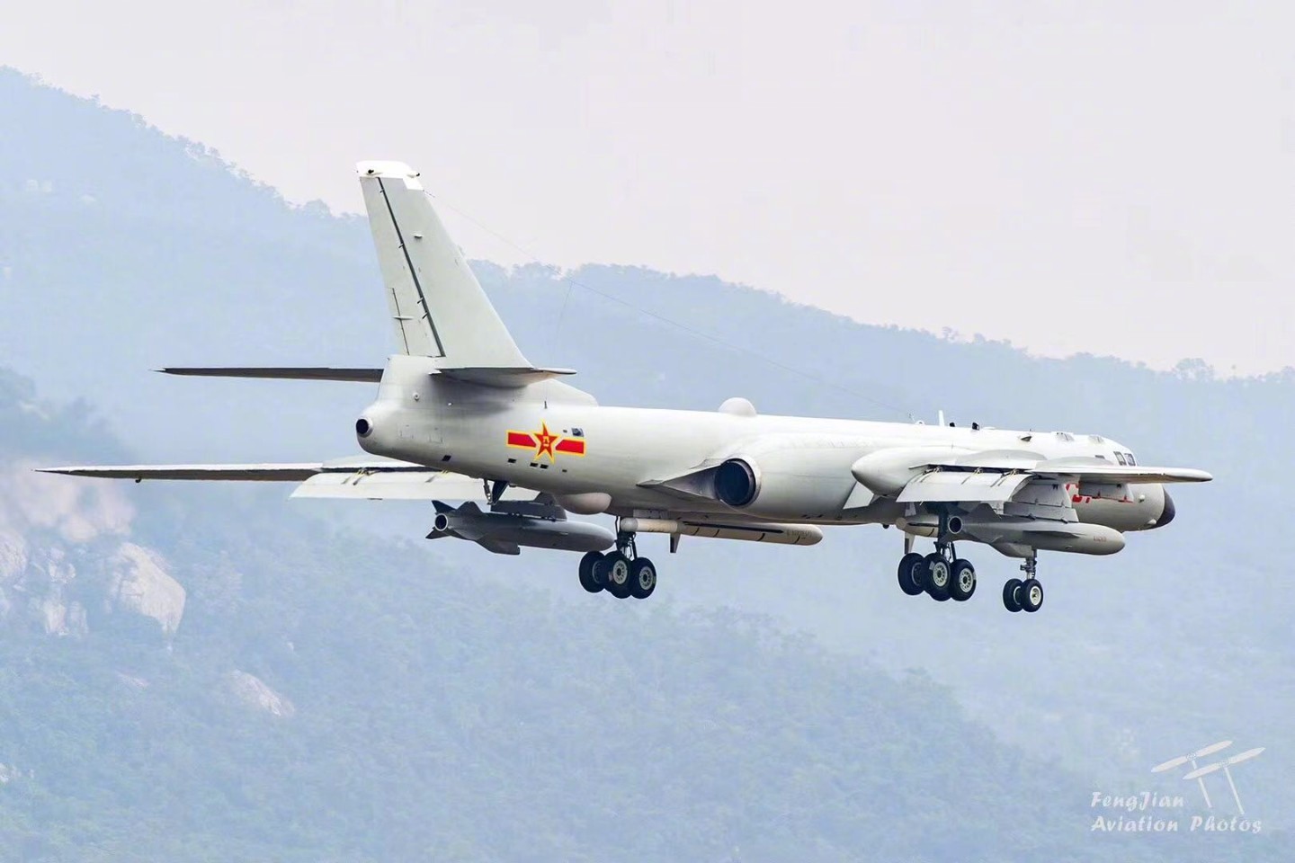 战神凌空！11月2日上午10:30，空军的“战神”轰炸机轰6K|战神|空军|航展_新浪新闻
