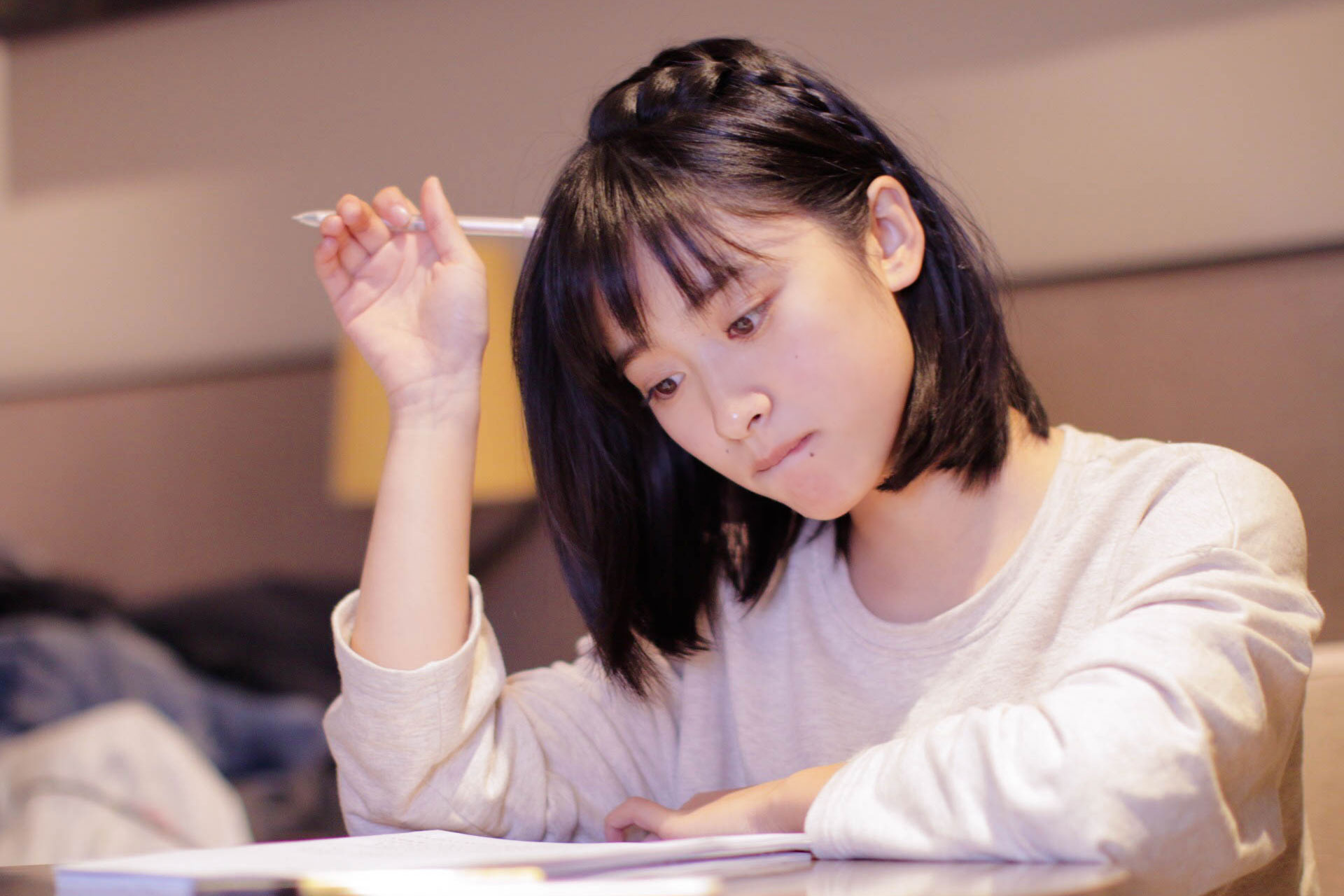 明明长了一张清纯脸,却偏偏败给了身材,她拿什么去和静学姐比?