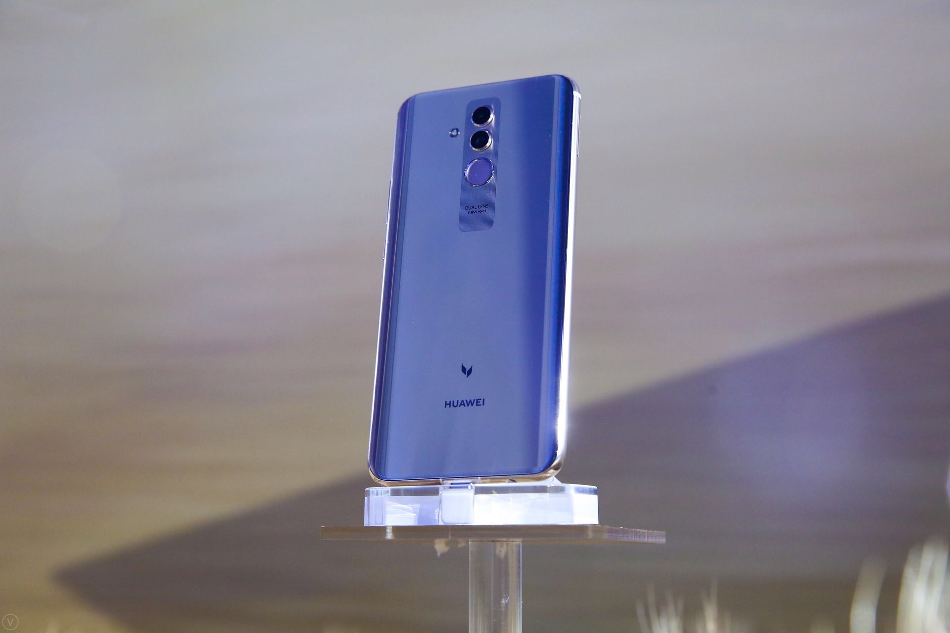 售价2399元华为最新款手机发布麒麟710前后4摄