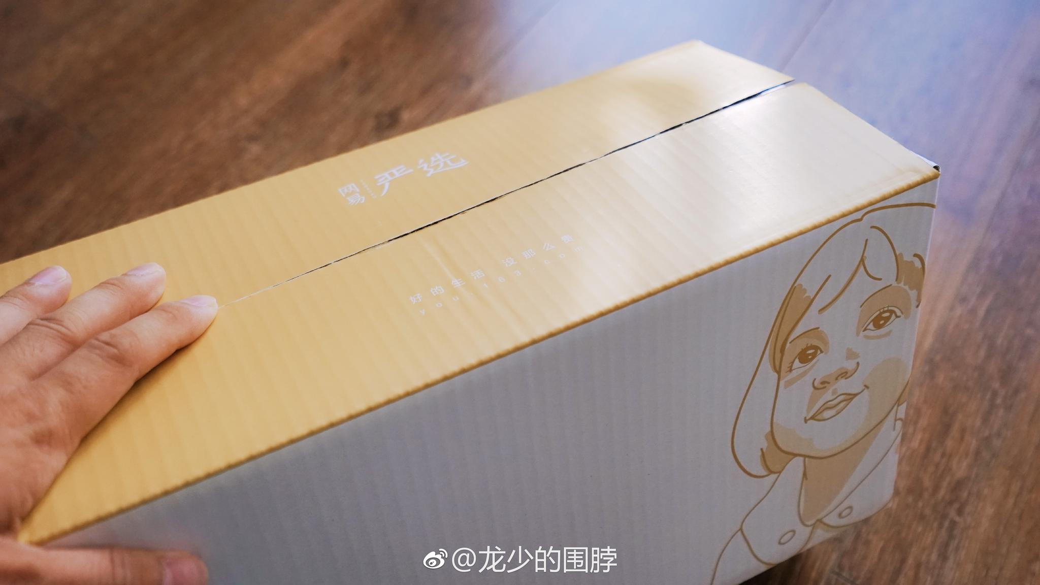 收到 寄来的包裹,感觉包装箱与众不同啊,看到纸箱上面的文案