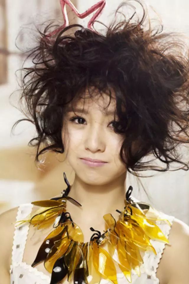 女神的非主流造型,唐嫣爆炸头似包租婆,李小璐给人感觉很乖巧!