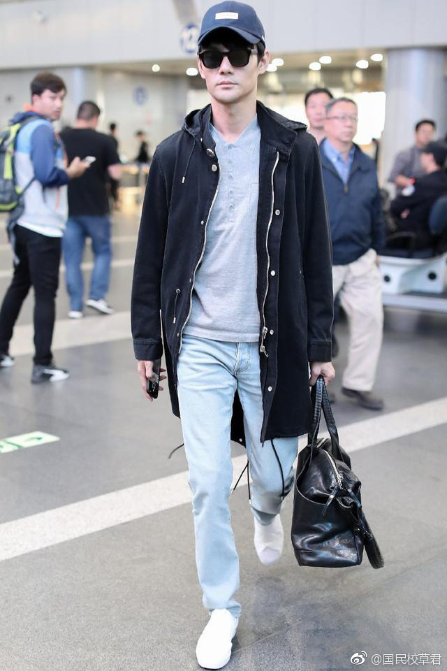 王凯北京机场秀大长腿黑酷如特工,帅裂天际引安检迷妹偷看_新浪看点
