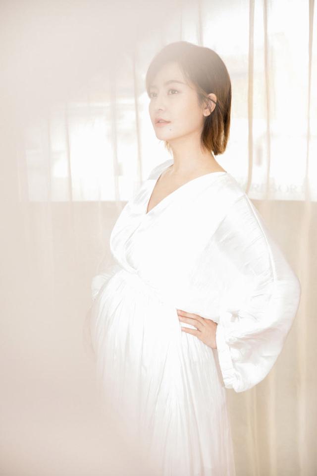 李晟产后复出s型身材依旧网友头发该剪剪了像梅超风