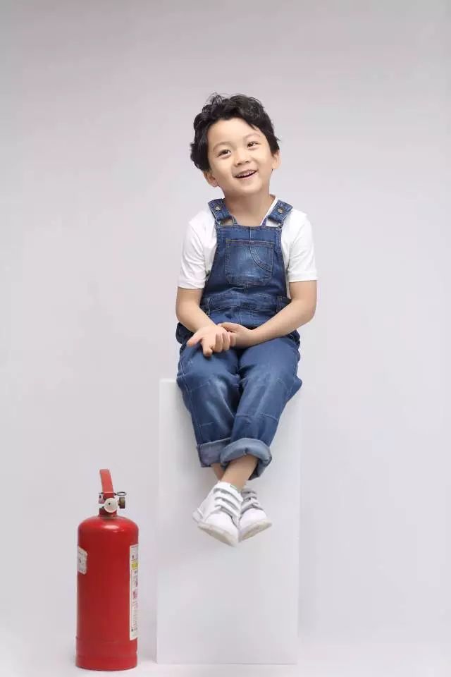 萌娃李庆誉最新写真曝光 参演电影《大轰炸》备受期待