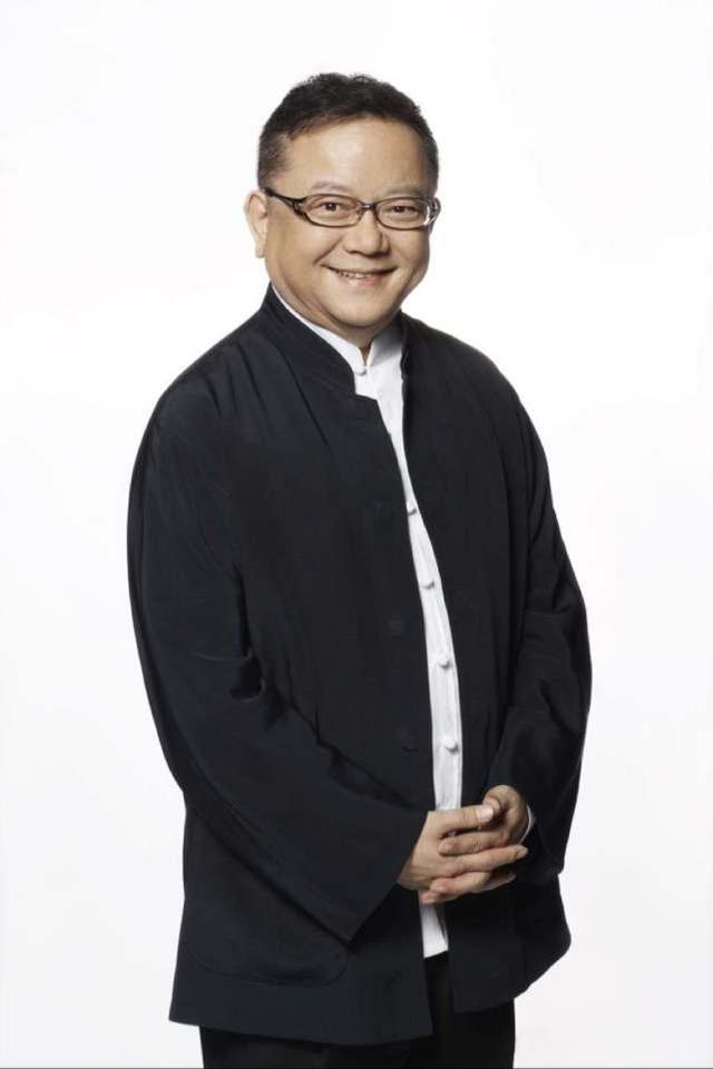 70岁的王刚近照,小20岁的老婆是在网上认识的,儿子和孙子一样大