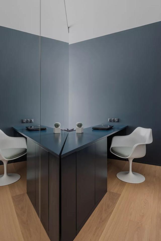 书房是镜面墙 深蓝色乳胶漆墙的配合,结合整体的几何造型氛围,带来