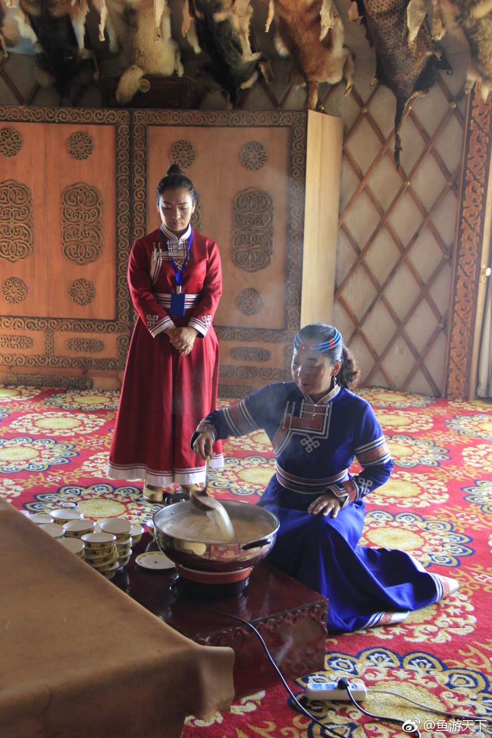 品尝了蒙古族特色的奶制品去看了蒙古族敖包和藏传佛教的结合在这么