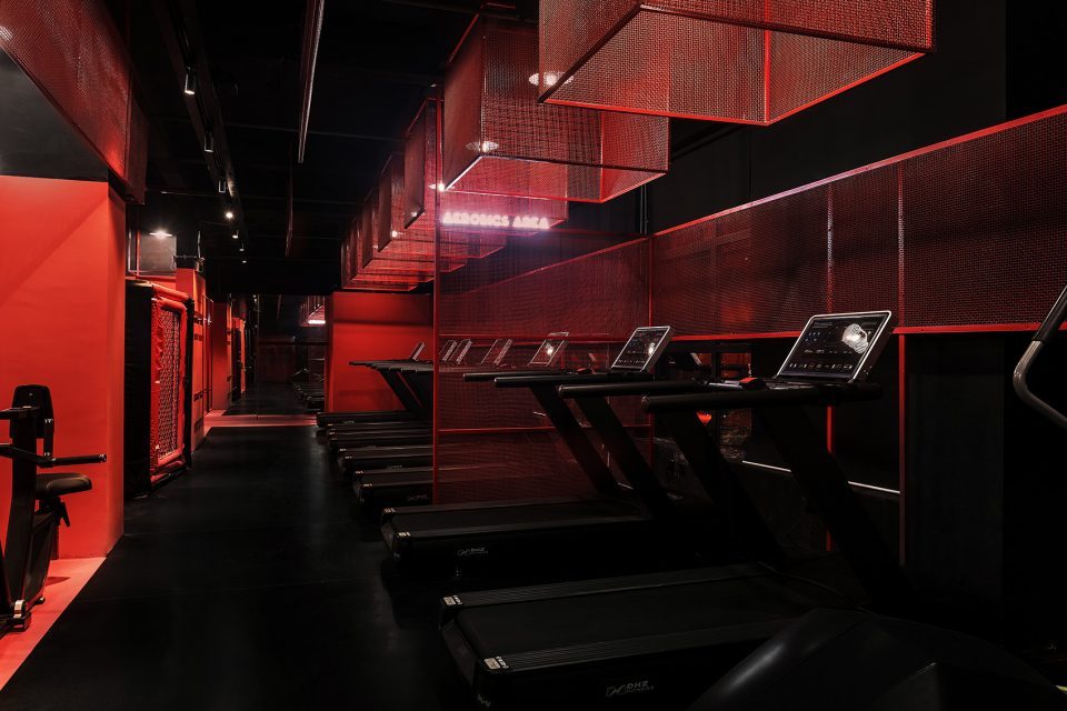 四川hotpot gym火锅健身房空间设计,非红即黑的空间氛围.