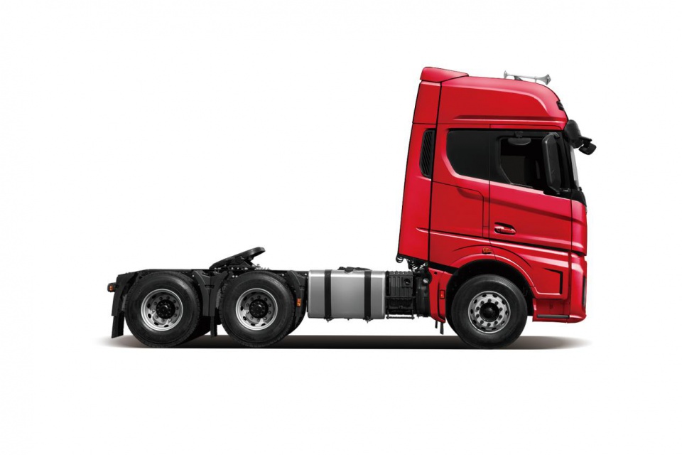 江铃威龙hv5施展"吸睛大法" 诸多安全亮点加持旗舰重卡