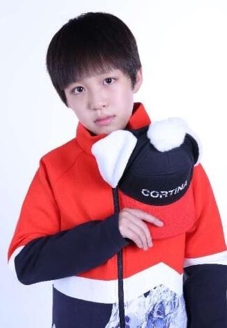 他是文章"儿子",3岁出道,12岁就拿到飞行执照,如今成了这般|朱佳煜