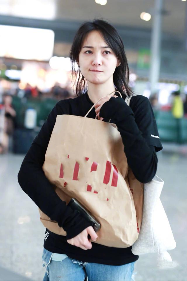 看到路人镜头下的郑爽,网友集体沉默了,明明化妆了偏偏还装素颜