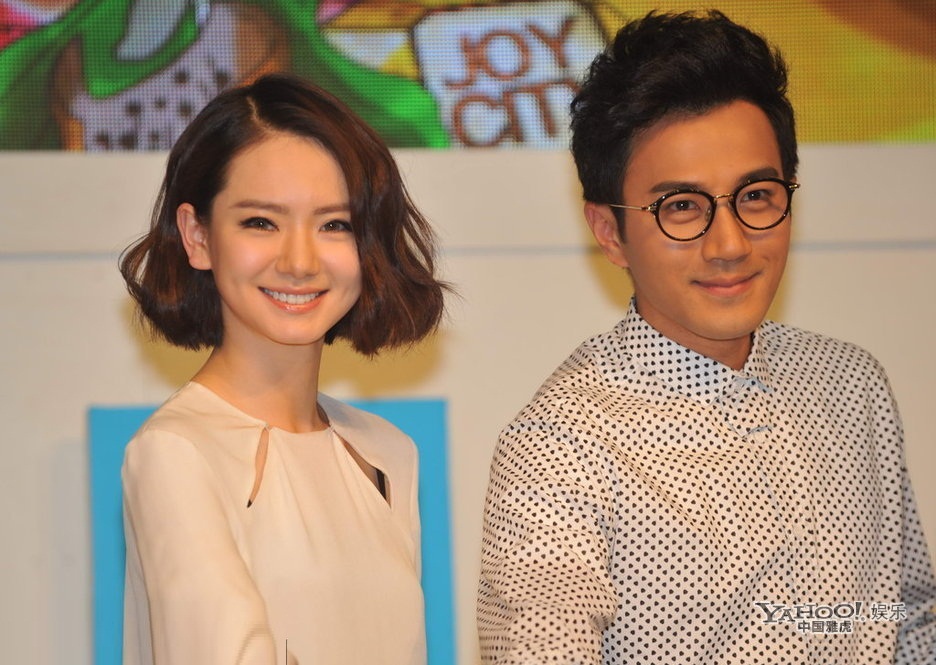 刘恺威穿白格子衬衫现身,妆容憔悴,网友:戚薇甜美笑容抢镜