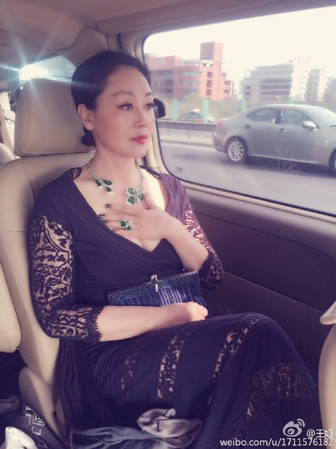 曾红极一时,56岁气质很好,带着漂亮女儿进演艺圈,儿子是她的痛