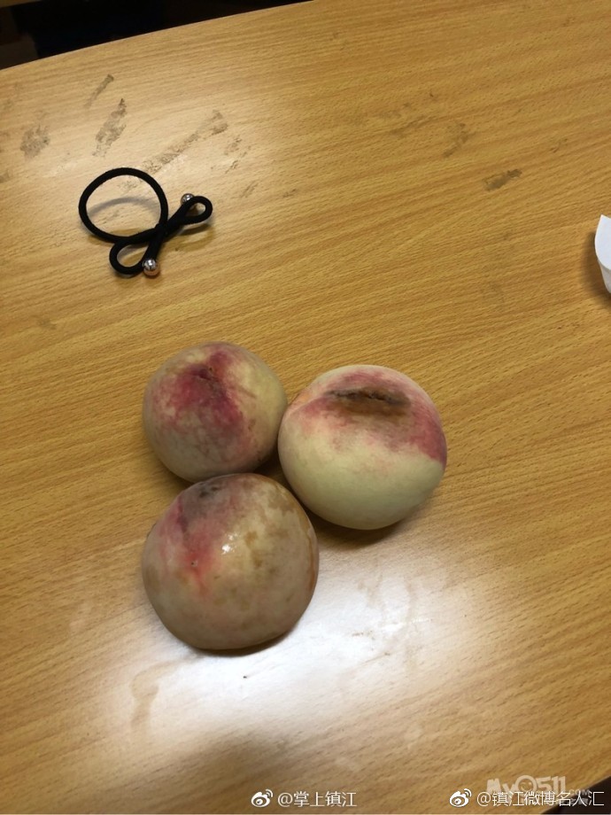 买水果不慎被掉包,望着这堆烂桃子无语凝噎