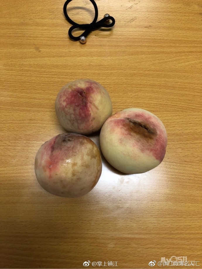 买水果不慎被掉包,望着这堆烂桃子无语凝噎