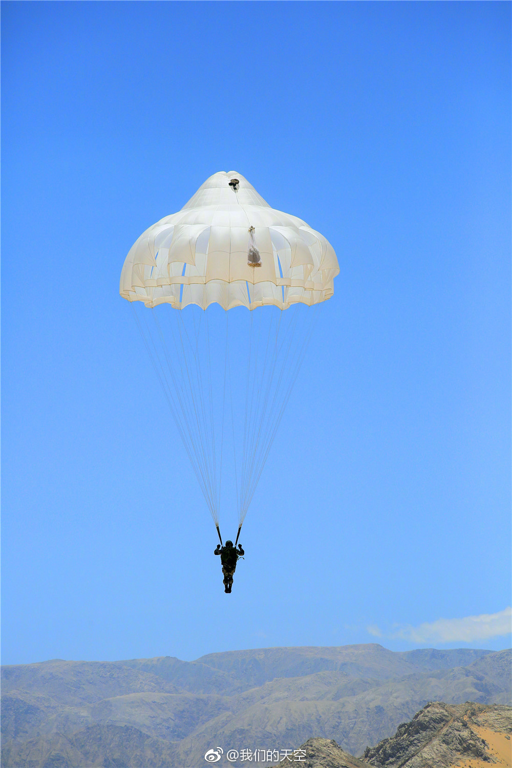 你一定没见过的高原跳伞高清美图,快来收藏吧!