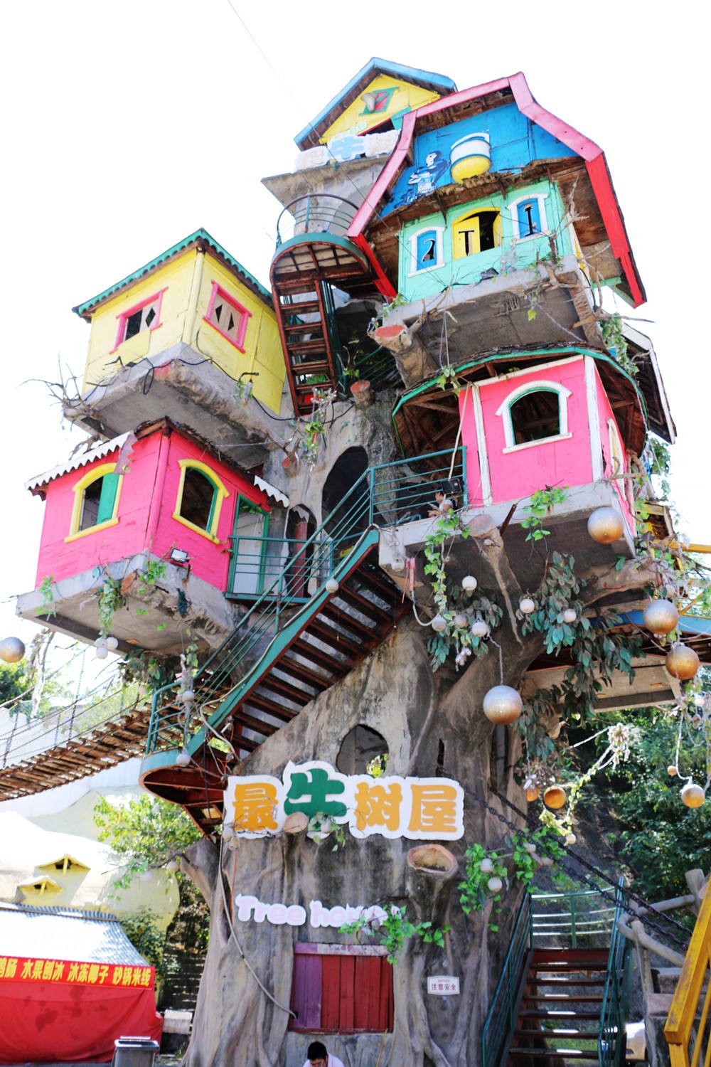 房子悬空挂在树上!重庆现"最牛树屋",看上去摇摇欲坠