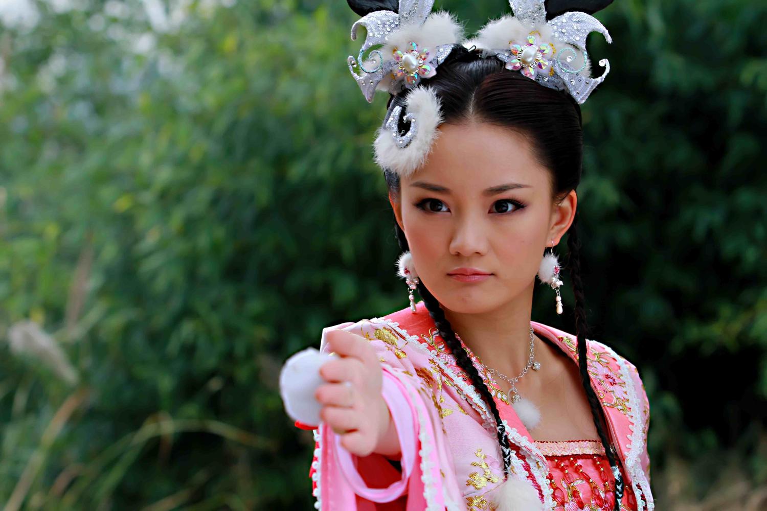 两人同演《红苹果乐园》,今一人凭真人秀走红,她演技好却被遗忘