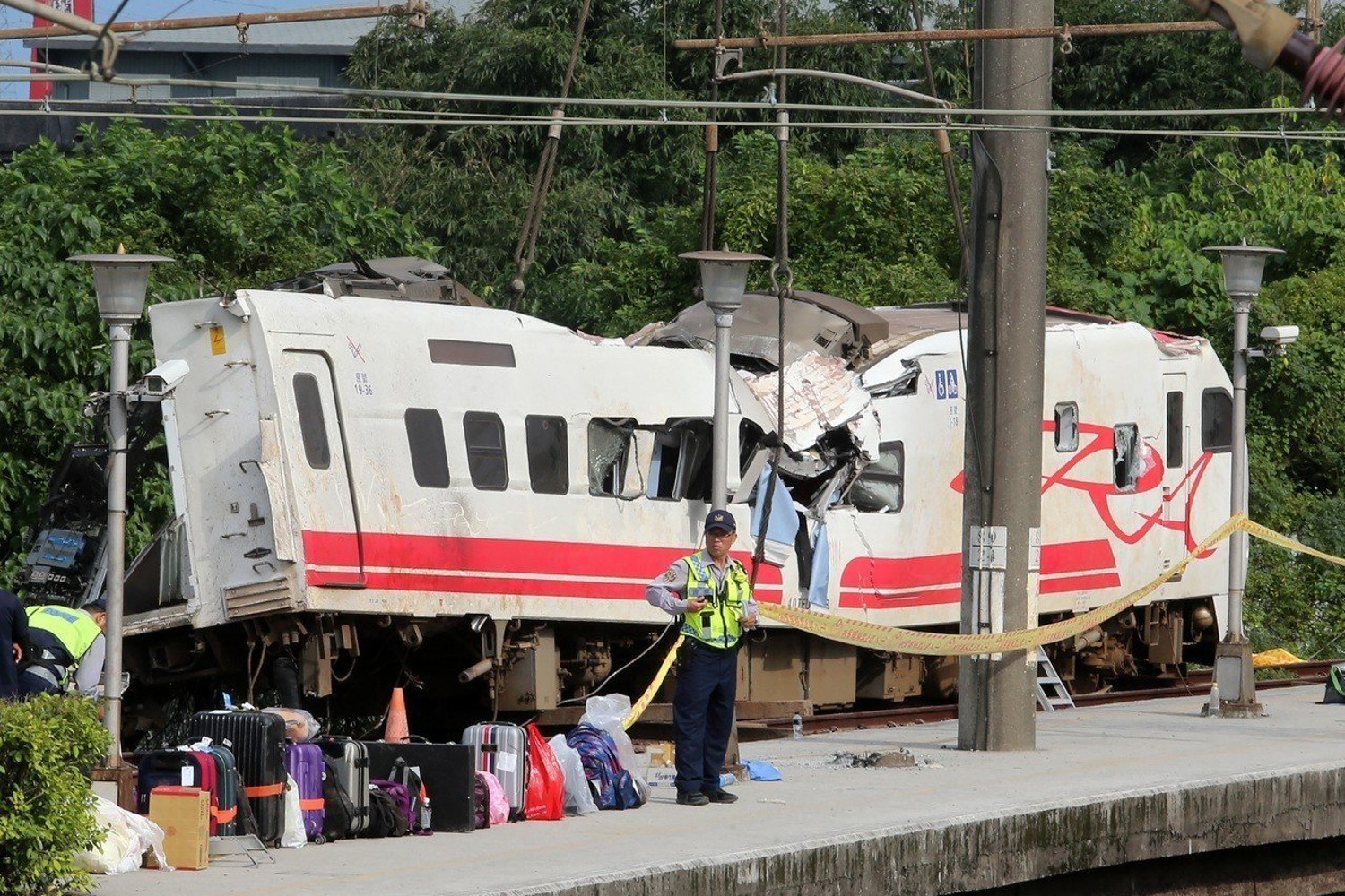 台湾法院问讯出轨事故列车司机 普悠玛观光专列遭遇退票潮
