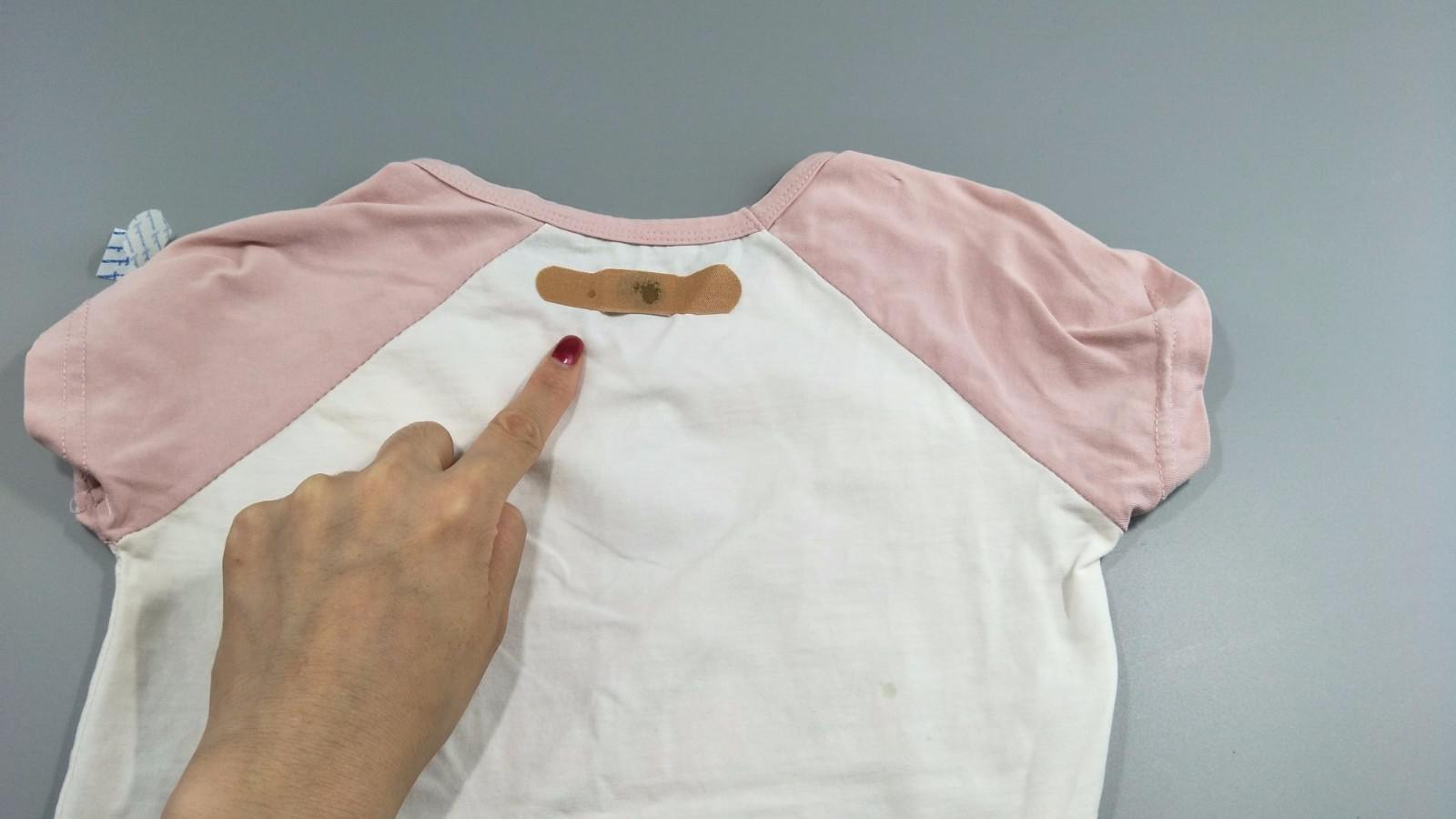 创可贴粘在孩子衣服上,解决了夏季困扰所有妈妈的难题,太厉害了