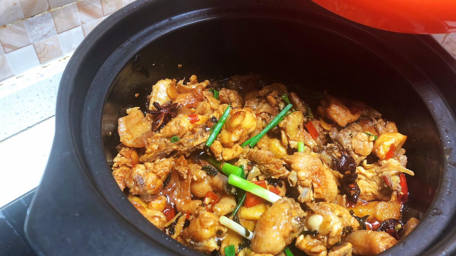 焖鸡最美味的吃法,丢砂锅里简单一焖,吃完回味无穷