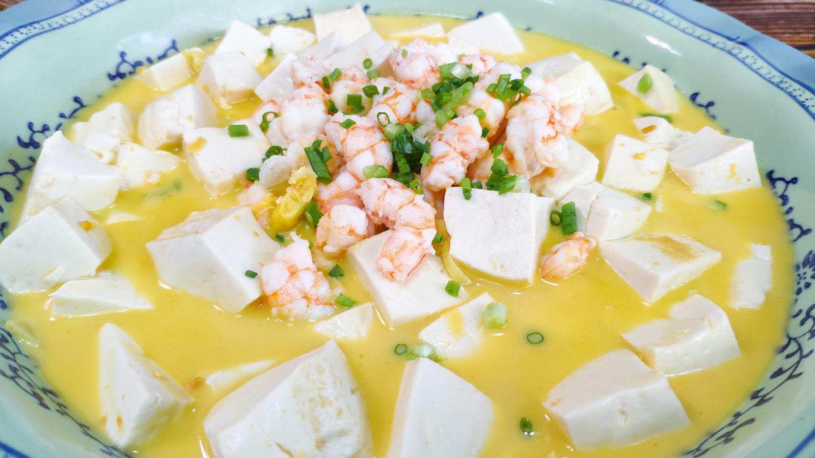 咸蛋黄虾仁炖豆腐,老刘手把手教你全过程,一人能喝一大碗!