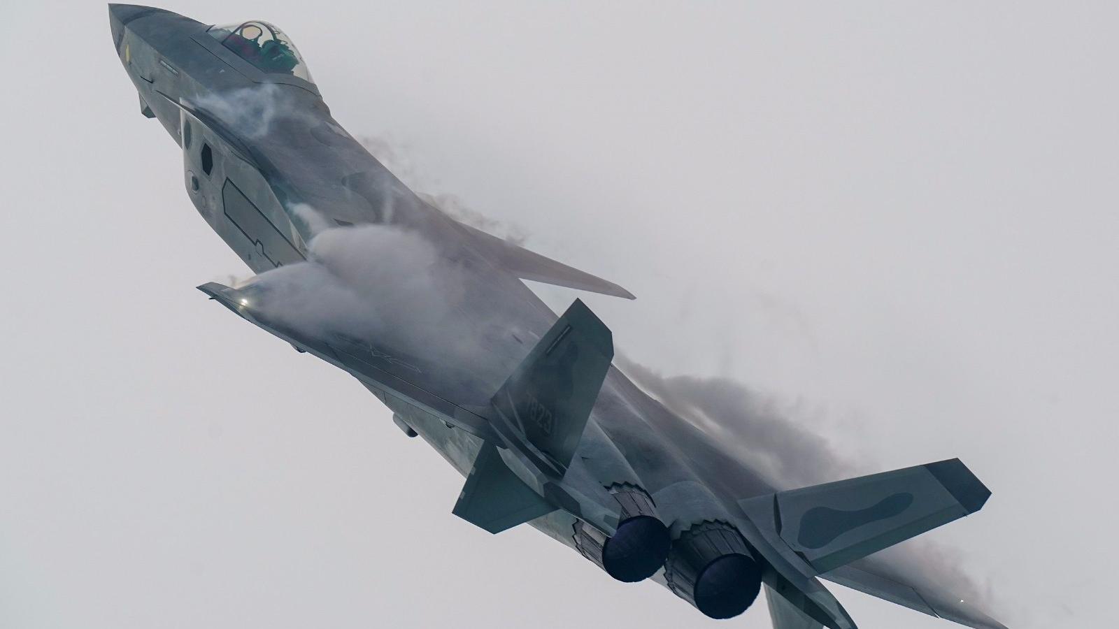 歼20战斗机的隐身图层有多好对比F22就明白结