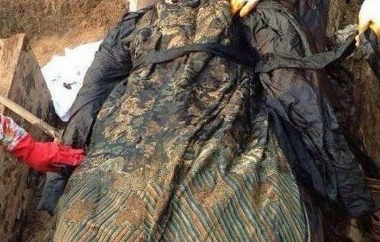 北京出土干尸,外披大清官服内穿天子龙袍,挽明朝发髻,他是谁?