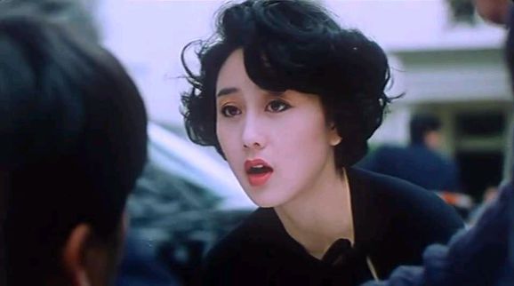 利智擦窗户春意盎然,吕良伟看呆口干舌燥