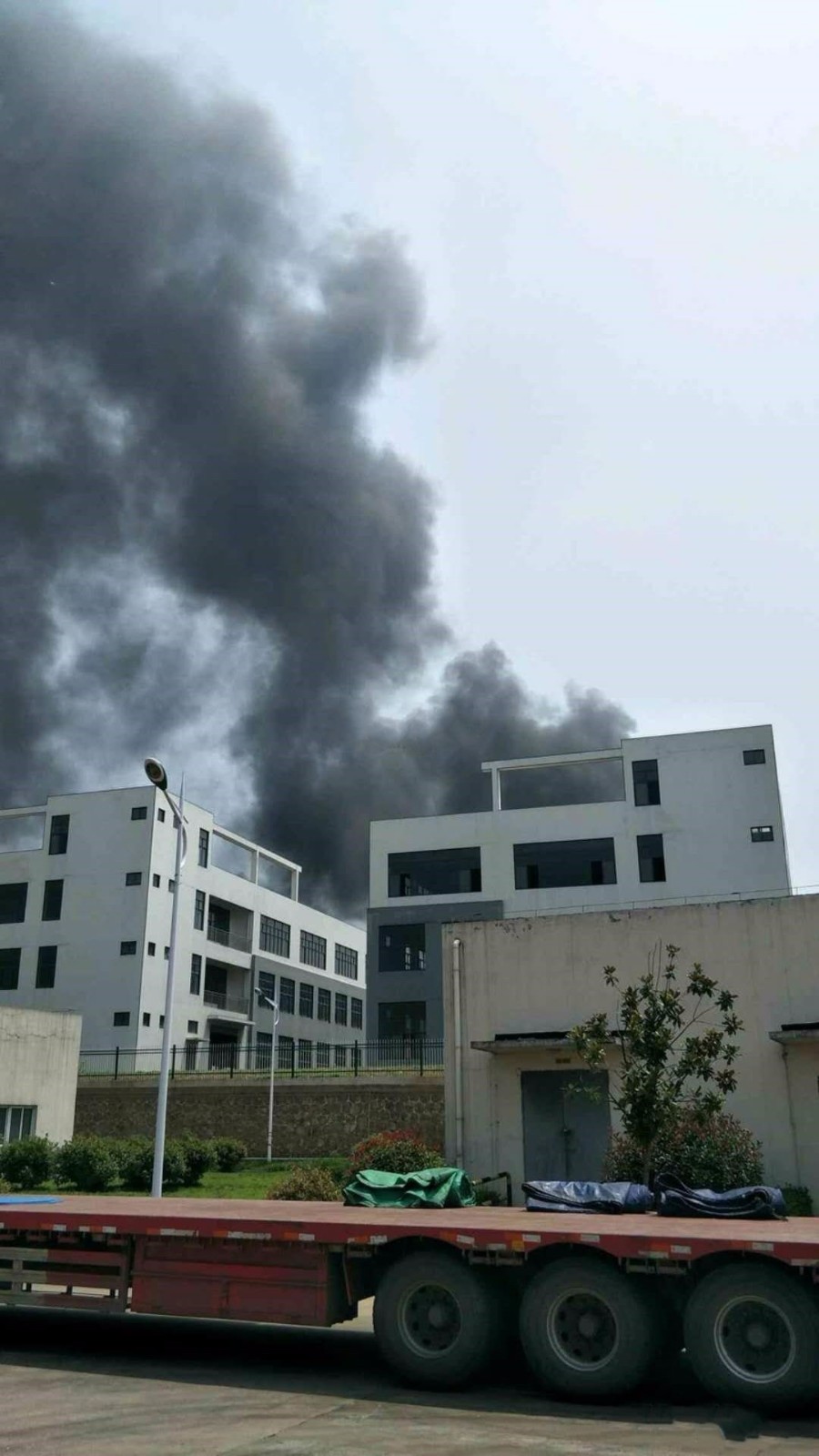 突发,镇江丹徒区三山镇九泰装饰化工原料发生火灾