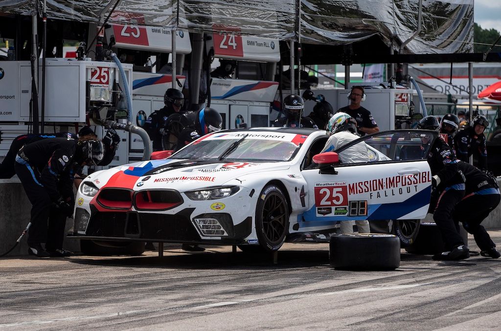 宝马m8 gte在gt挑战赛上取得胜利,在赛道上飞驰的样子真帅!-新浪汽车