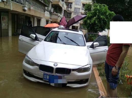 刚买了辆二手宝马就变成了泡水车, 车主: 这车不要了, 免费送人!
