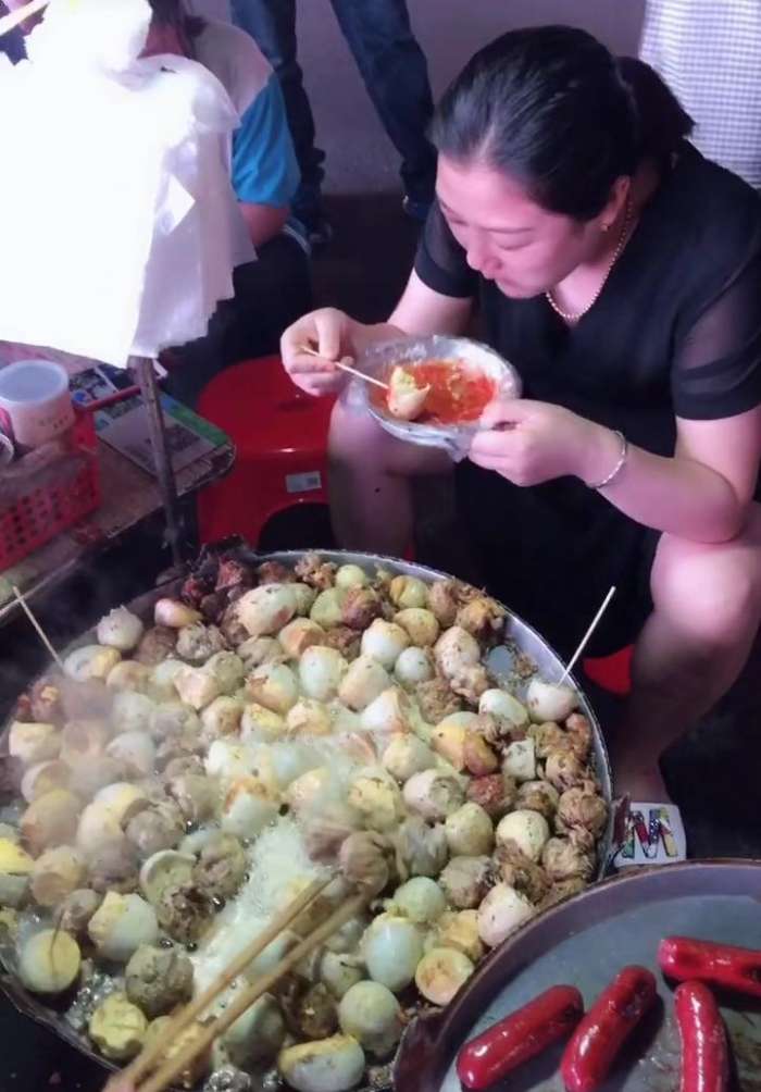 街边小吃"毛蛋"让一群美女吃的不亦乐乎,男人却不敢尝试!