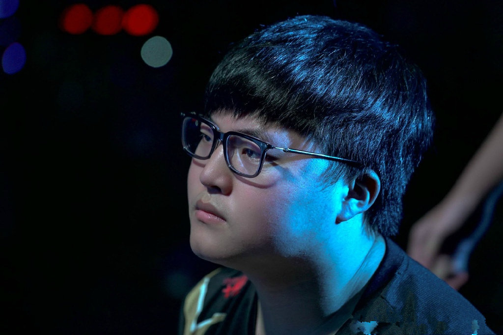 lol玩家盘点职业选手扎心瞬间,faker掩面痛哭uzi无冠最让人心疼