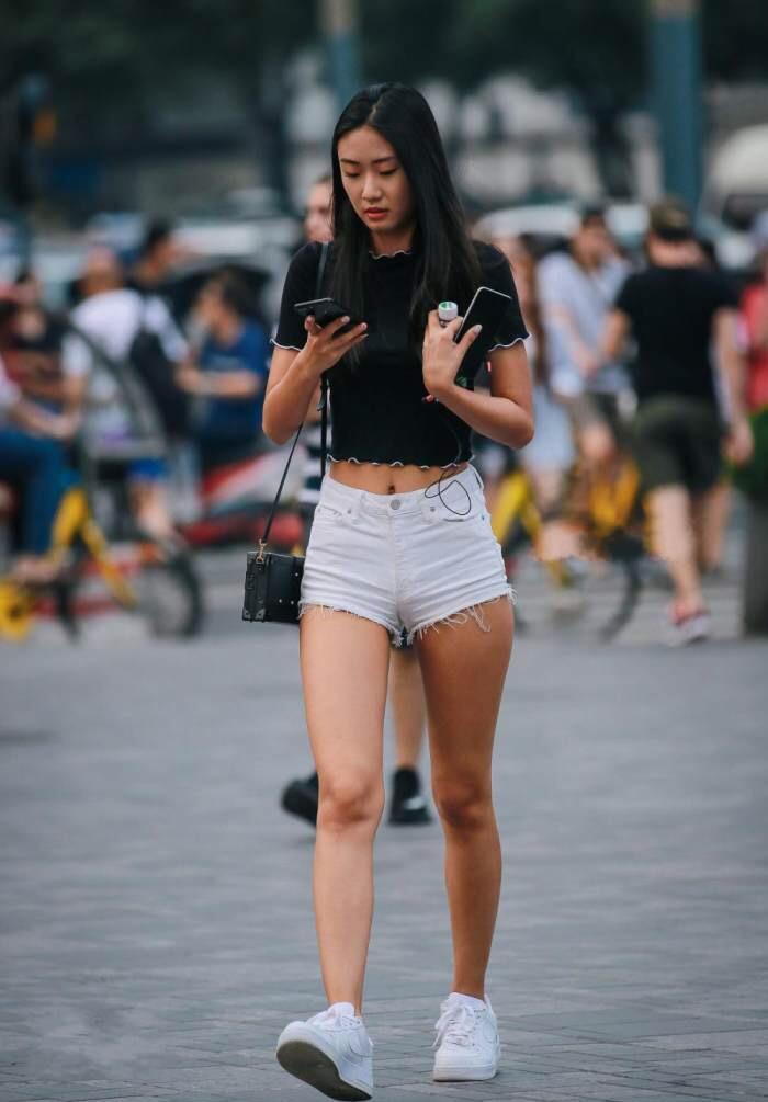 街拍: 美女穿牛仔小短裤上街, 腿型真不错