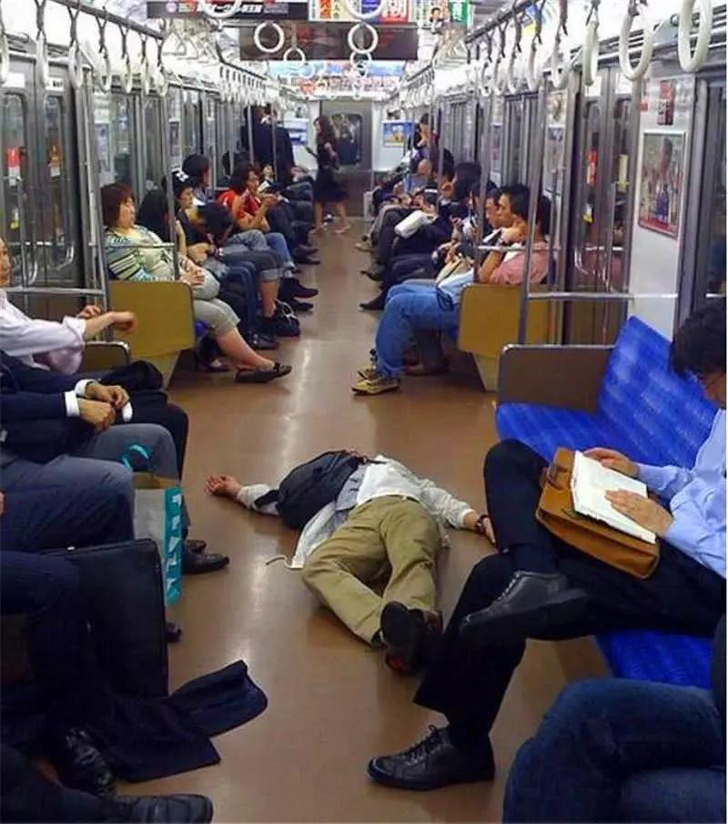 直击日本上班族的一天:忙累乏惫,如行尸走肉只想倒头大睡