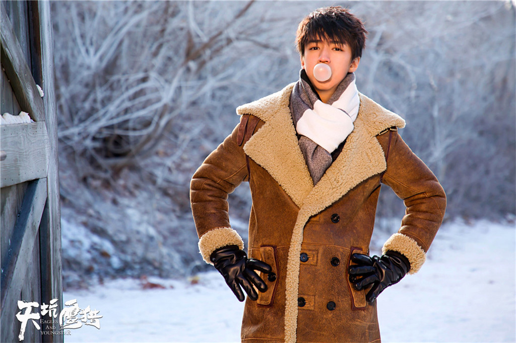 王俊凯封面大片曝光,英伦风造型帅气高冷,越来越有男人味了