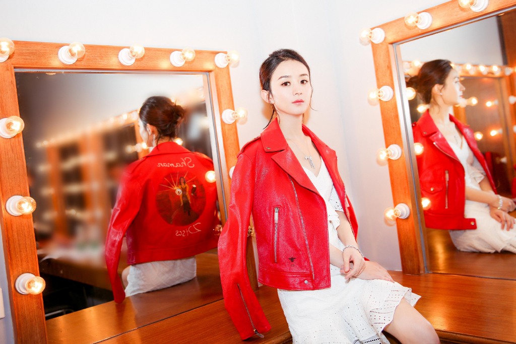 赵丽颖气质太好了,白色外套搭配黑色裤子,网友:穿成这样也很美