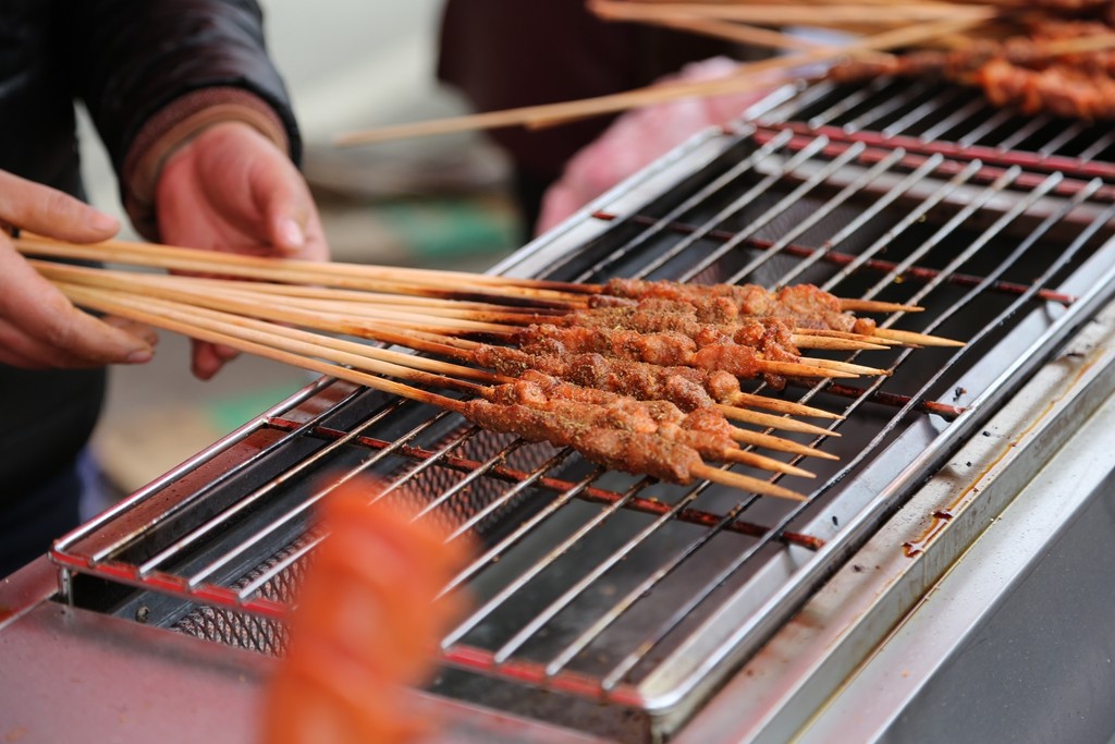 "唐僧肉"十块钱六串摊前围满了人 想长生不老的人太多了