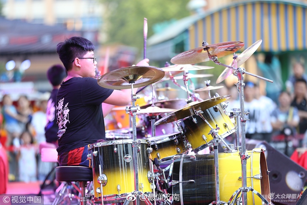 济南街头刮起"摇滚风" 多人同打架子鼓