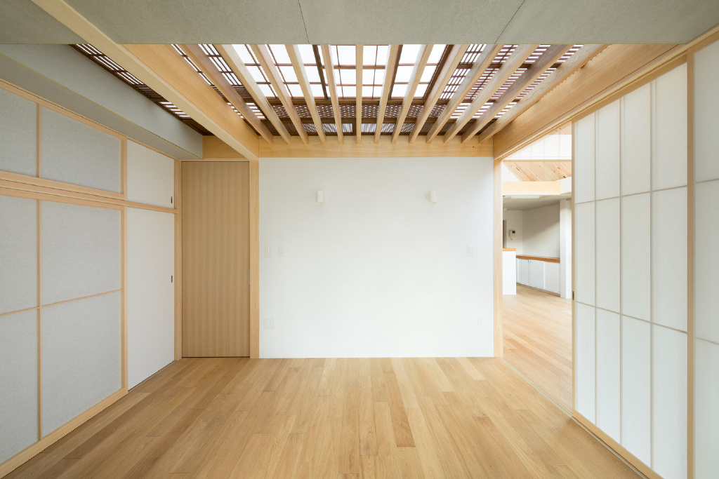 日本旧花园住宅改造,三角屋顶成为儿童提供最佳活动空间