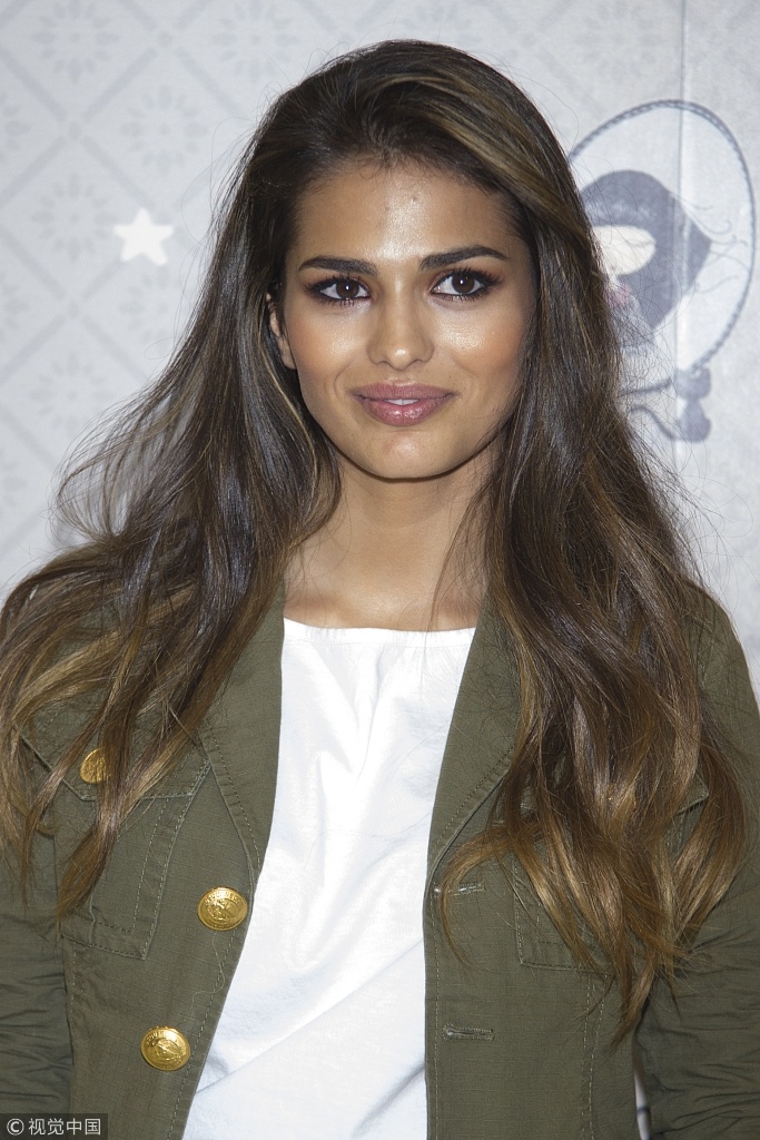 伊斯科女友军绿外套搭配牛仔裤干练简约,单手插兜秀发披肩气场足.