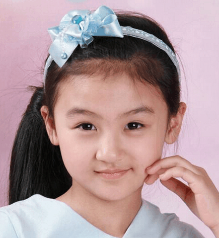 6岁和成龙一起上春晚, 因为长得丑被骂出国, 如今她逆袭成白富美