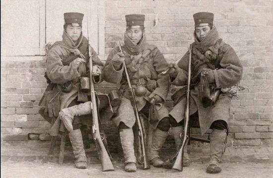 老照片:日军侵华,被搂着的中国小姑娘,这眼神看了让人心痛!