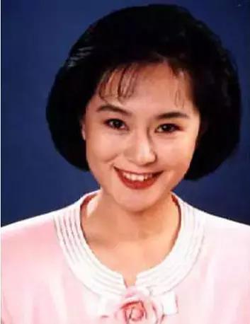 鞠萍年轻像韩国人,一张生活照十层精修没法比,52岁皮肤还像少女